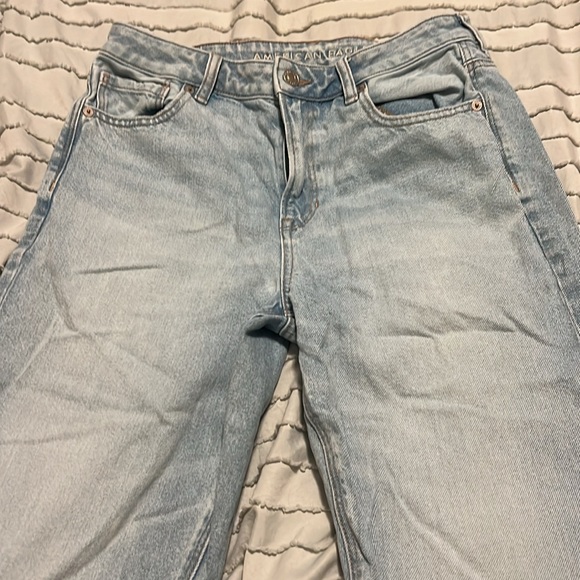size 6 light wash women's american eagle mom jeans selling for $25🛍️ - Picture 2 of 3